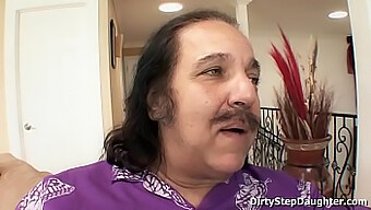 Ron Jeremy Kéjes Kapcsolatot Élvez Gyönyörű Mostohalányával, Lynn Love-Val